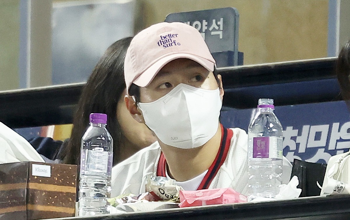 이강인이 지난 6월 서울 송파구 잠실야구장에서 열린 한화이글스와 두산베어스의 경기에서 관중석에 앉아 경기를 지켜보고 있다. / 뉴스1