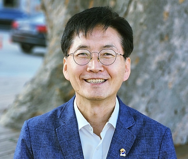 <b>신영균</b> 완도군사회적공동체지원센터장 “따뜻한 공동체와 완도 발전을...
