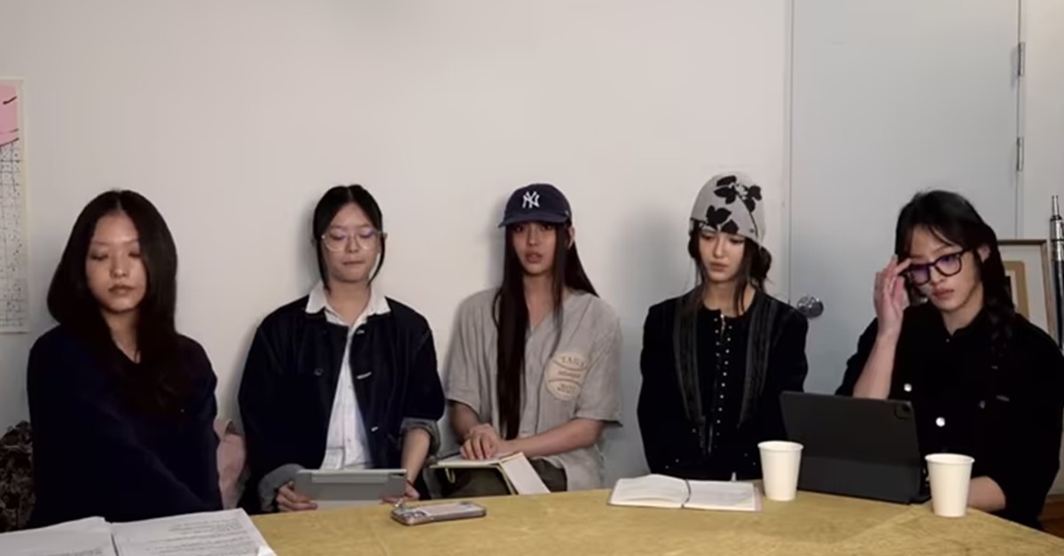 뉴진스 멤버들이 유튜브 생방송을 하고 있다. / 유튜브 'nwjns'