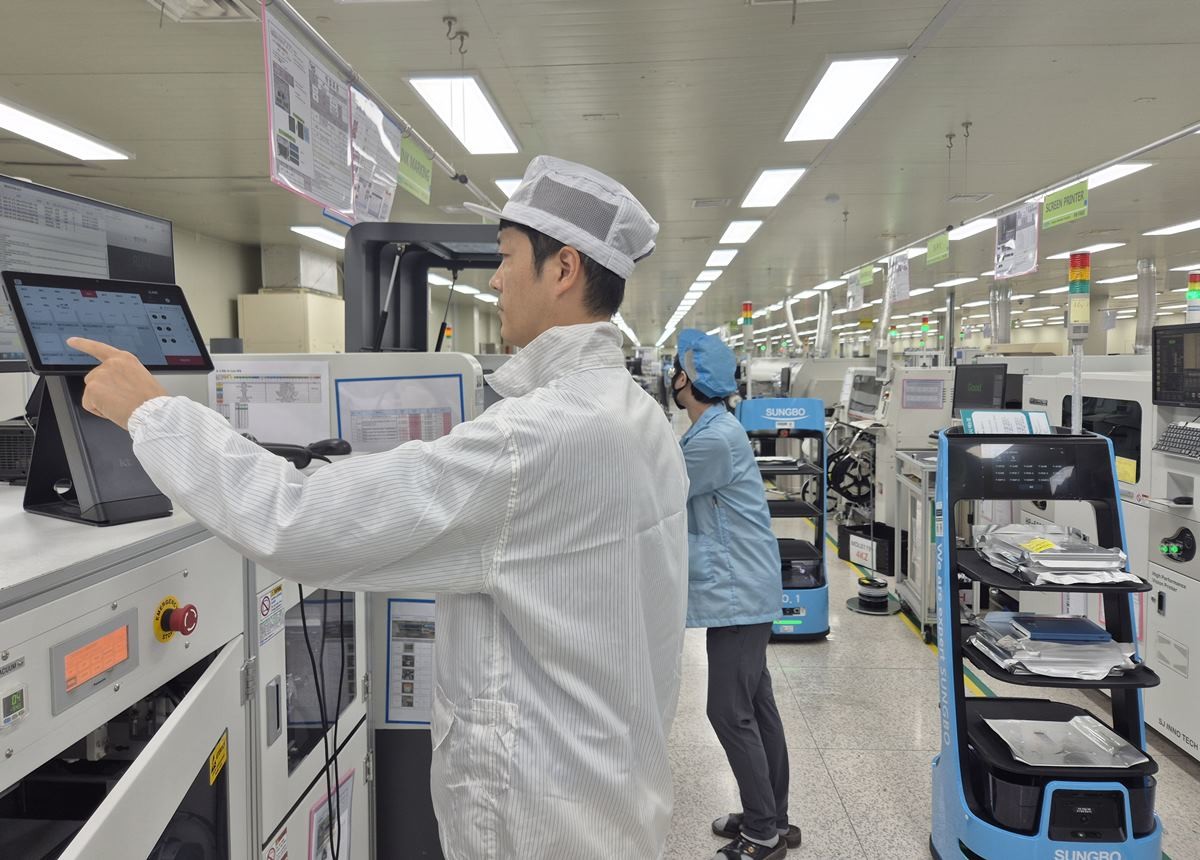 ㈜성보산업 작업자가 하이오더로 주문한 부품을 서빙로봇이 배송 중이다 / KT대구경북광역본부 제공