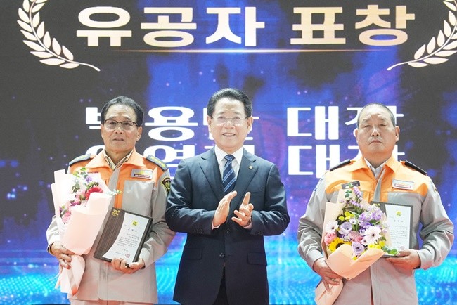 22일 순천 팔마체육관에서 열린 ‘제41회 전남의용소방대 기술경연대회’에서 김영록 전라남도지사가 유공자 표창을 수여하고 기념촬영을 하고 있다.