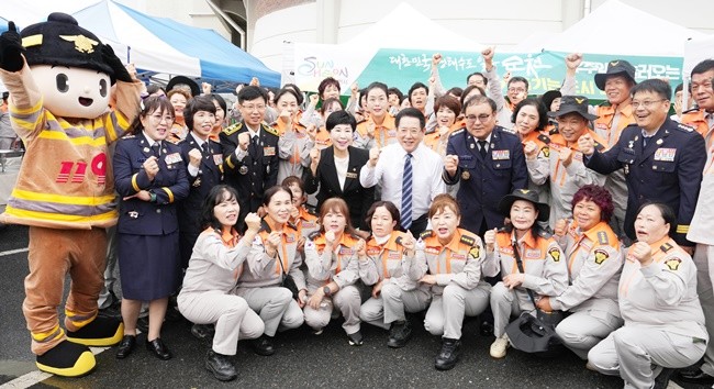 22일 순천 팔마체육관에서 열린 ‘제41회 전남의용소방대 기술경연대회’에서 김영록 전라남도지사가 각 시군 응원단을 격려하며 기념촬영을 하고 있다.