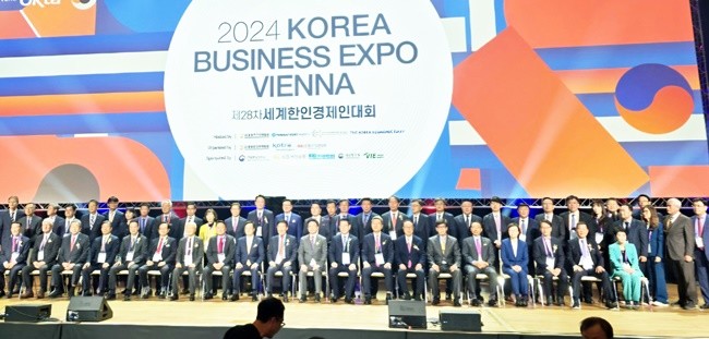 유럽을 방문 중인 김영록 전라남도지사가 28일(현지시간) 오스트리아 센터 빈에서 열린 ‘세계한인경제인대회 개회식’에서 주요 참석자들과 기념촬영을 하고 있다.