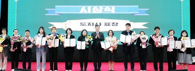 명창환 전라남도 행정부지사가 29일 화순 하니움스포츠문화센터에서 “자활! 사회 통합과 안전망 구현을 위한 힘찬 발걸음”이란 주제로 열린 ‘제21회 전라남도 자활대회’에 참석, 자활사업에 기여한 유공자에게 표창장을 수여하고 기념촬영을 하고 있다.