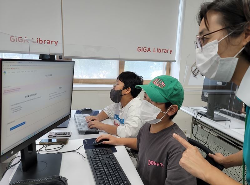 인공지능 교육에 참여 중인 대구관천초교 학생들  / KT대구경북광역본부 제공