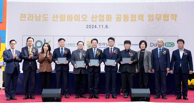 김영록 전라남도지사가 8일 전라남도 산림연구원에서 열린 ‘산림바이오 혁신성장 거점사업 준공식’에서 ㈜내추럴엔도텍, 엔피케이㈜, ㈜코씨드바이오팜, 데이앤바이오와 전라남도 산림바이오 산업화 공동협력을 위한 업무협약을 하고 있다.