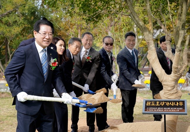 김영록 전라남도지사가 8일 전라남도 산림연구원에서 열린 ‘산림바이오 혁신성장 거점사업 준공식’에서 주요 참석자들과 기념식수를 하고 있다.