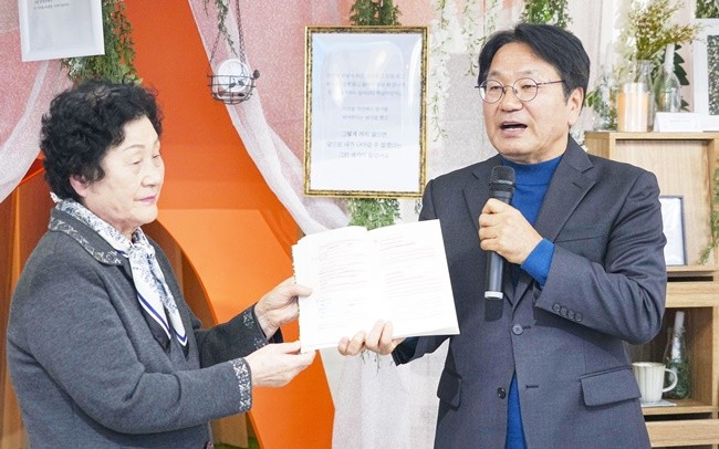13일 오후 동구 전일빌딩245 ‘북카페, 소년이 온다’ 오픈행사에서 ‘소년이 온다’의 주인공 ‘동호’의 모티브가 된 문재학 열사의 어머니 김길자씨가 책을 기증하며 소회를 밝히고 있다./광주광역시 제공