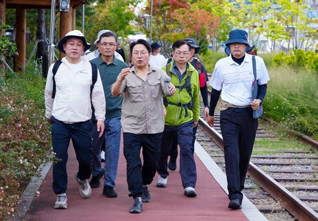 강기정 광주광역시장이 지난 9월28일 도시철도 2호선 1단계 구간과 연계한 대·자·보(대중교통·자전거·보행 중심) 도시 실현을 위해 박필순·최지현 광주시의회 의원, 시민단체, 관계공무원 등과 남구 푸른길공원 일대 현장답사를 벌이고 있다./광주광역시 제공