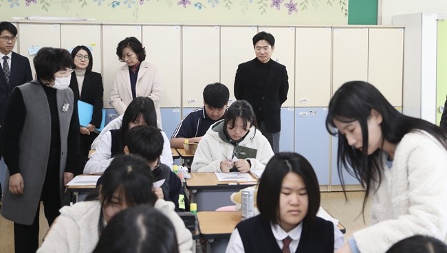 김대중 전남교육감과 관계자들이 공존교실 수업 현장을 참관하고 있다.