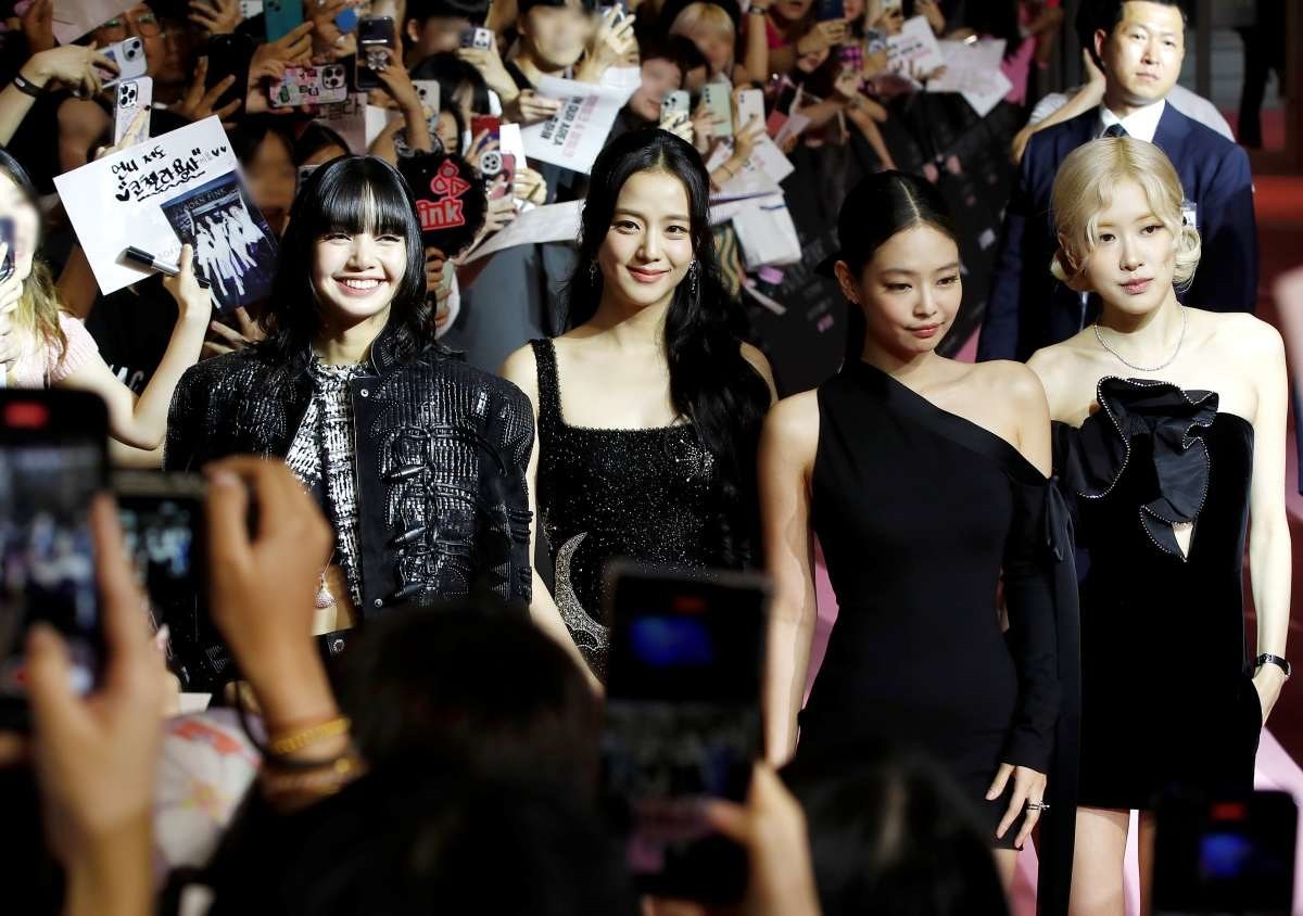 그룹 블랙핑크(BLACK PINK)의 리사(왼쪽부터)와 지수, 제니, 로제가 지난 8월 서울 영등포구 타임스퀘어 영등포점에서 진행된 ‘본 핑크 인 시네마스(BORN PINK IN CINEMAS)’ 핑크 카펫에서 포즈를 취하고 있다. / 뉴스1