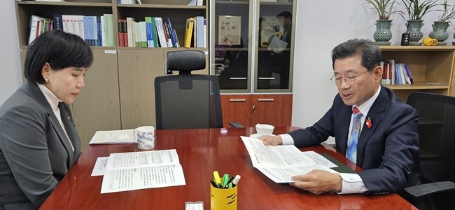 정인화 시장이 전현희 민주당 최고위원과 면담을 갖고 현안 사업 추진의 필요성과 당위성을 설명하고 협조를 구했다.