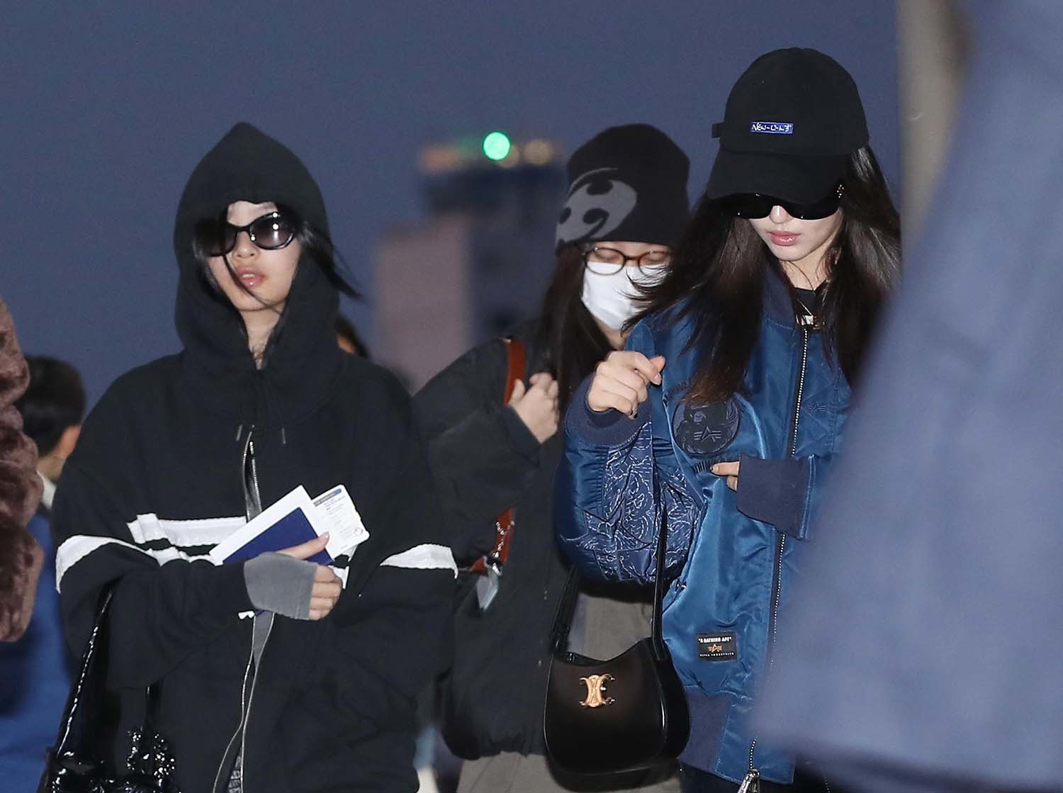 걸그룹 뉴진스가 일본 도쿄 마쿠하리 멧세에서 열리는 '카운트다운 재팬 24/25(COUNTDOWN JAPAN 24/25)’ 일정을 위해 29일 오전 김포국제공항을 통해 일본 도쿄로 출국하고 있다. / 뉴스1