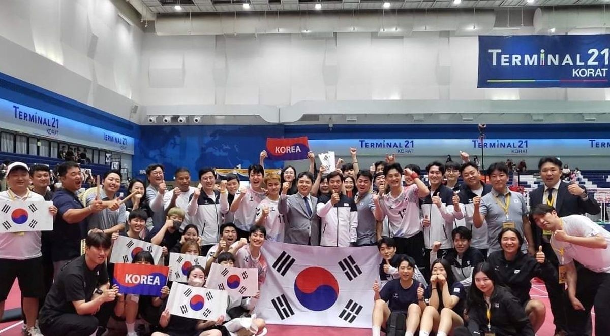 2023년 7월 세계선수권대회에서 남자쿼드 금메달 획득 후 오주영 회장과 세팍타크로 국가대표 선수, 지도자 등이 기념촬영을 하고 있다./대한세팍타크로협회