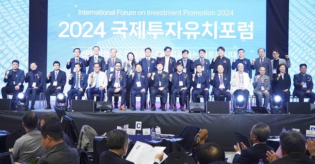 강기정 광주광역시장이 29일 오전 서구 김대중컨벤션센터에서 열린 ‘2024 국제 투자유치 포럼’에 참석해 내외빈들과 기념촬영을 하고 있다./광주광역시 제공