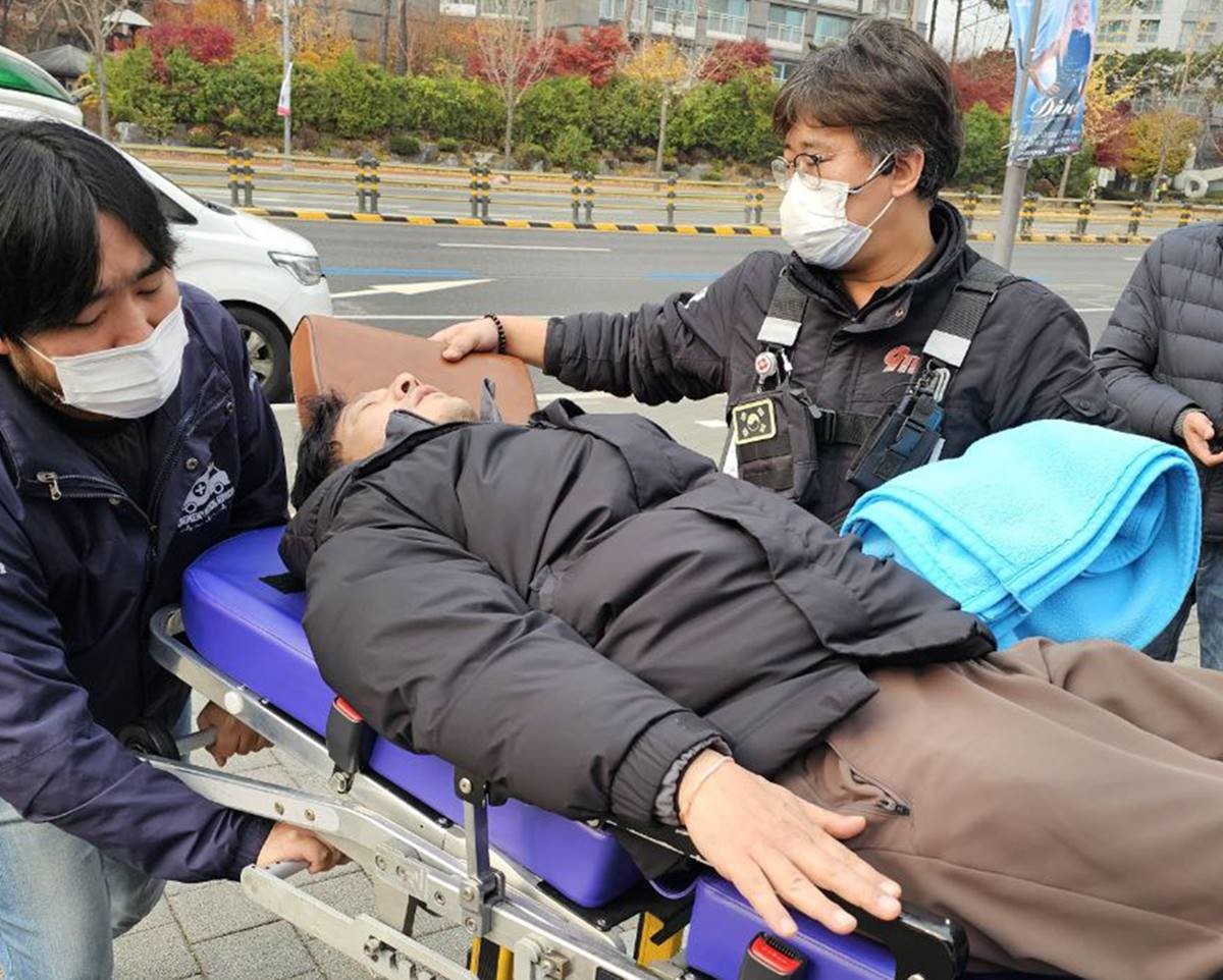 박창범 전 우슈협회장이 2일 오후 단식을 중단하고 병원으로 이송되고 있다.