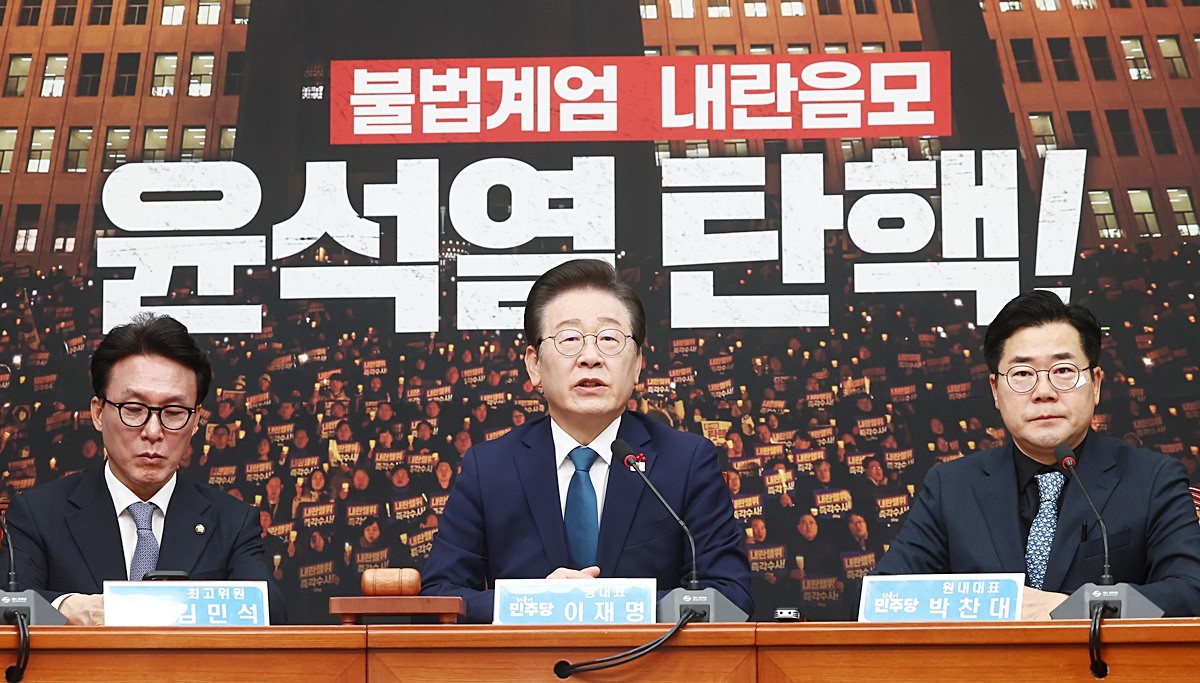 이재명 더불어민주당 대표가 5일 오전 서울 여의도 국회에서 열린 비상 최고위원회의에서 모두 발언을 하고 있다. 오른쪽부터 박찬대 원내대표, 이 대표, 김민석 수석 최고위원. / 뉴스1