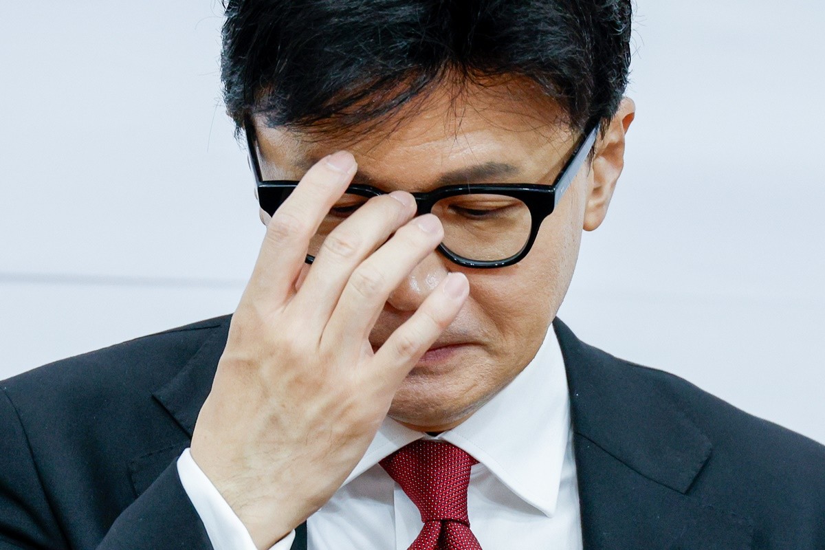 한동훈 국민의힘 대표가 서울 여의도 국회에서 열린 통일위원회 임명장 수여식 및 1차 회의에 참석해 안경을 고쳐쓰고 있다. / 뉴스1