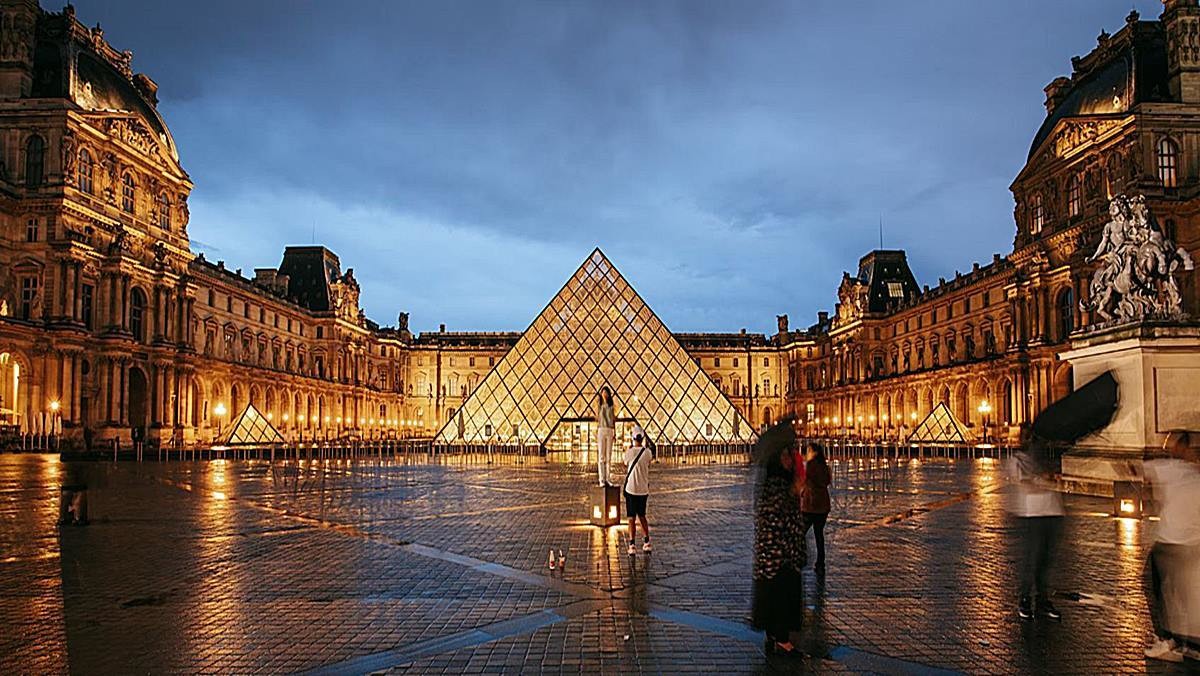 Louvre Museum, Paris. / Courtesy of Expedia