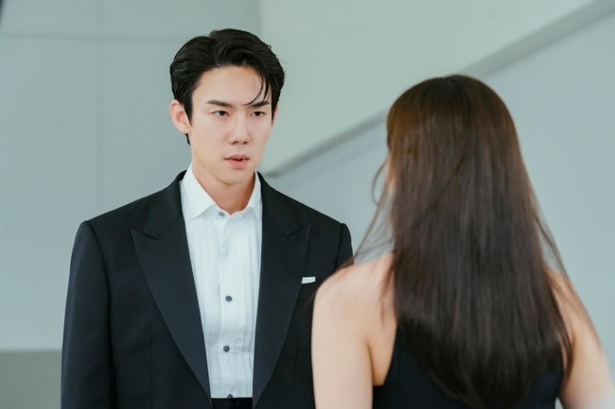 In 'When the Phone Rings,' Yoo Yeon-seok’s signature athletic physique perfectly complements his suit styling, earning praise from viewers. / MBC