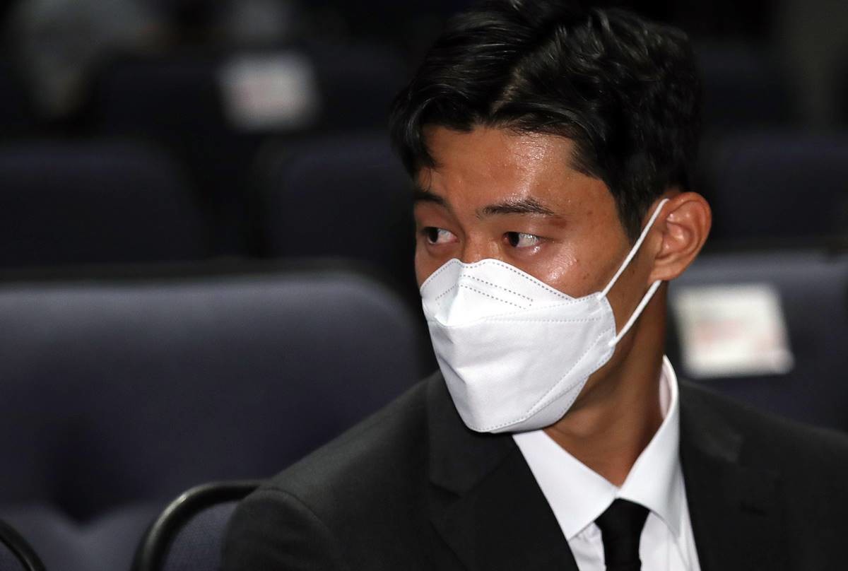 부산아이파크 안병준이 2021년 11월 18일 오후 서울 마포구 상암동 누리꿈스퀘어에서 열리는 ‘하나원큐 K리그2 2021 대상 ‘시상식을 앞두고 관계자와 대화를 나누고 있다 / 뉴스1
