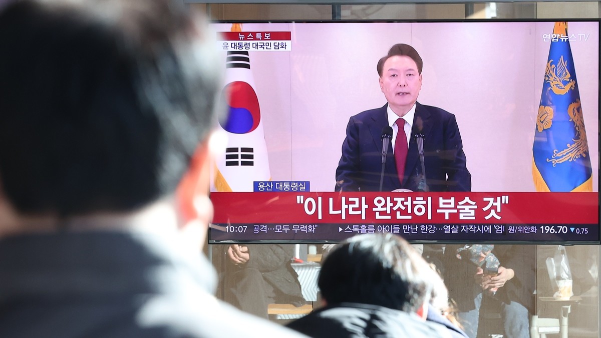 윤석열 대통령의 4번째 대국민 담화를 지켜보는 시민들 / 뉴스1