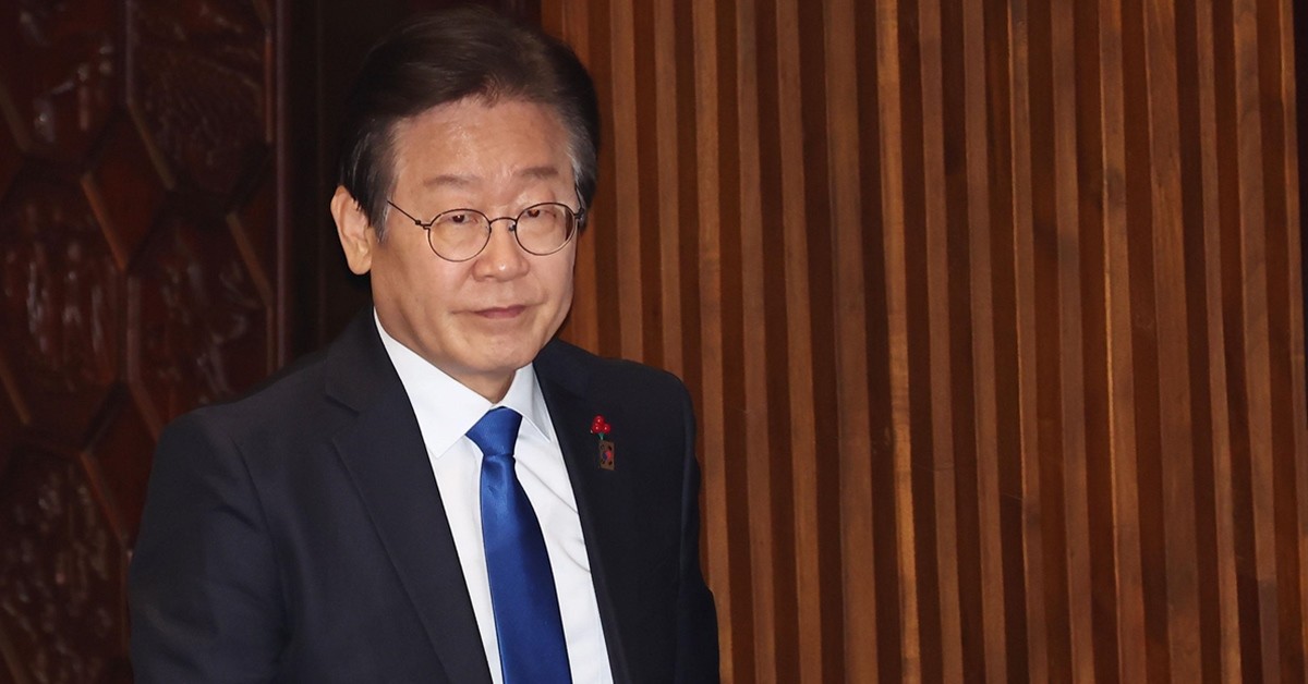 이재명 더불어민주당 대표가 14일 오후 서울 여의도 국회에서 열린 제419회국회(임시회) 제4차 본회의에서 윤석열 대통령 탄핵소추안 무기명 투표를 하기 위해 이동하고 있다. / 뉴스1