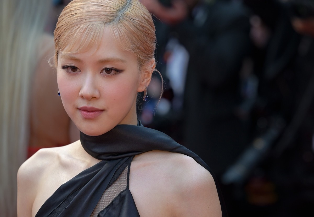 On May 17th, the second day of the 76th Cannes Film Festival, BLACKPINK's Rosé walked the red carpet at the Lumière Grand Theatre in Palais des Festivals in Cannes, France, to attend the screening of the film Monster (directed by Hirokazu Kore-eda). / News1
