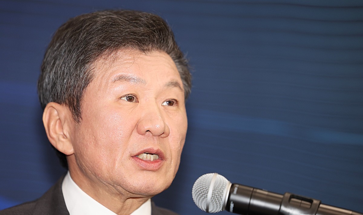 정몽규 대한축구협회장이 19일 서울 종로구 포니정재단빌딩에서 열린 선거 출마 기자회견에서 발언하고 있다.     정 회장은 한국 축구의 글로벌 경쟁력 강화 차원에서 2026 북중미 월드컵 8강, 2026 아시안게임 금메달, 2027 아시안컵 우승, 2028 올림픽 메달 확보를 목표로 내세웠다.    / 연합뉴스