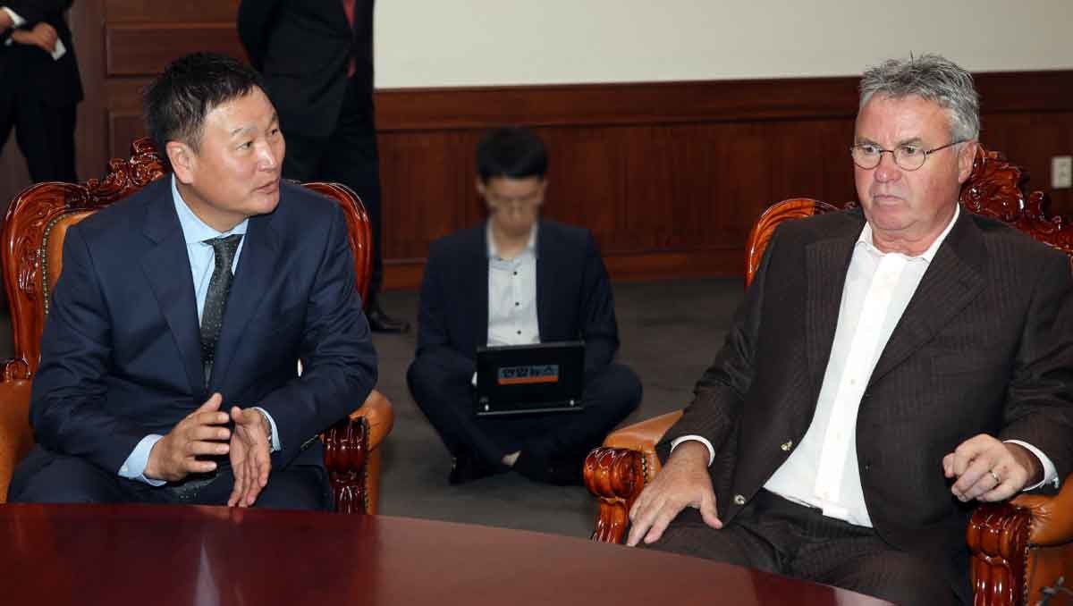 2013년 10월 16일 오후 서울 여의도 국회를 방문한 거스 히딩크, 허정무 전 한국축구 국가대표팀 감독이 대화를 나누고 있다. / 뉴스1