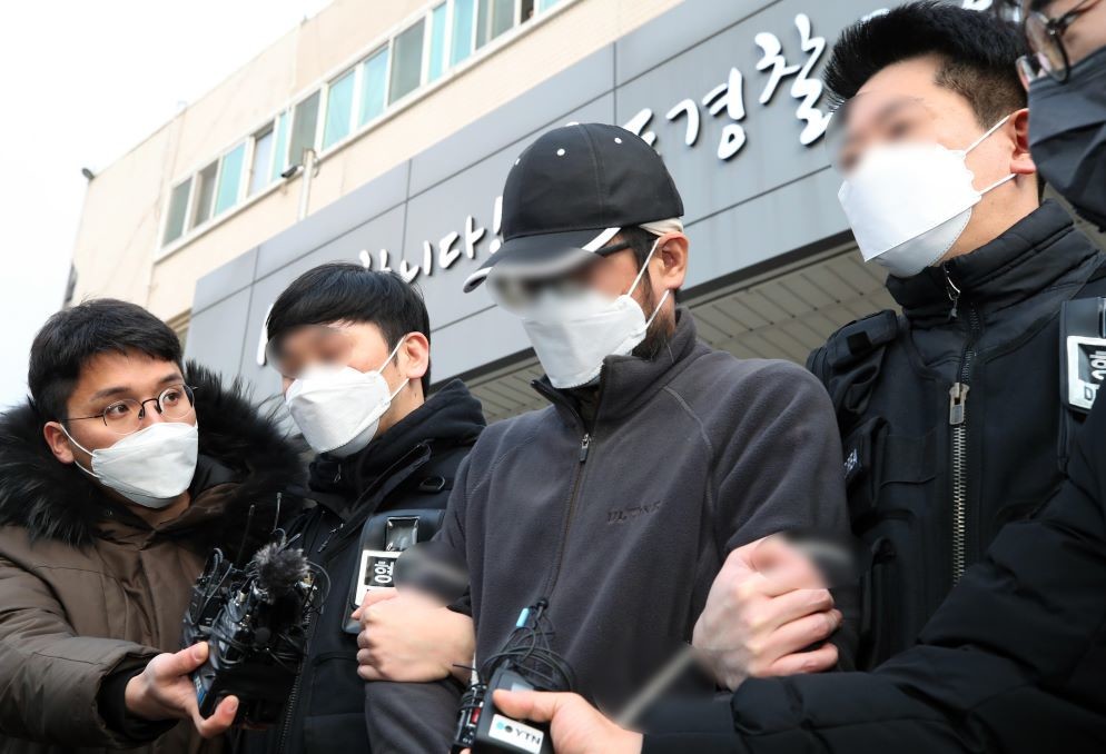 층간 소음으로 갈등을 빚던 이웃 일가족에게 흉기를 휘둘러 구속된 A씨<자료사진> / 뉴스1