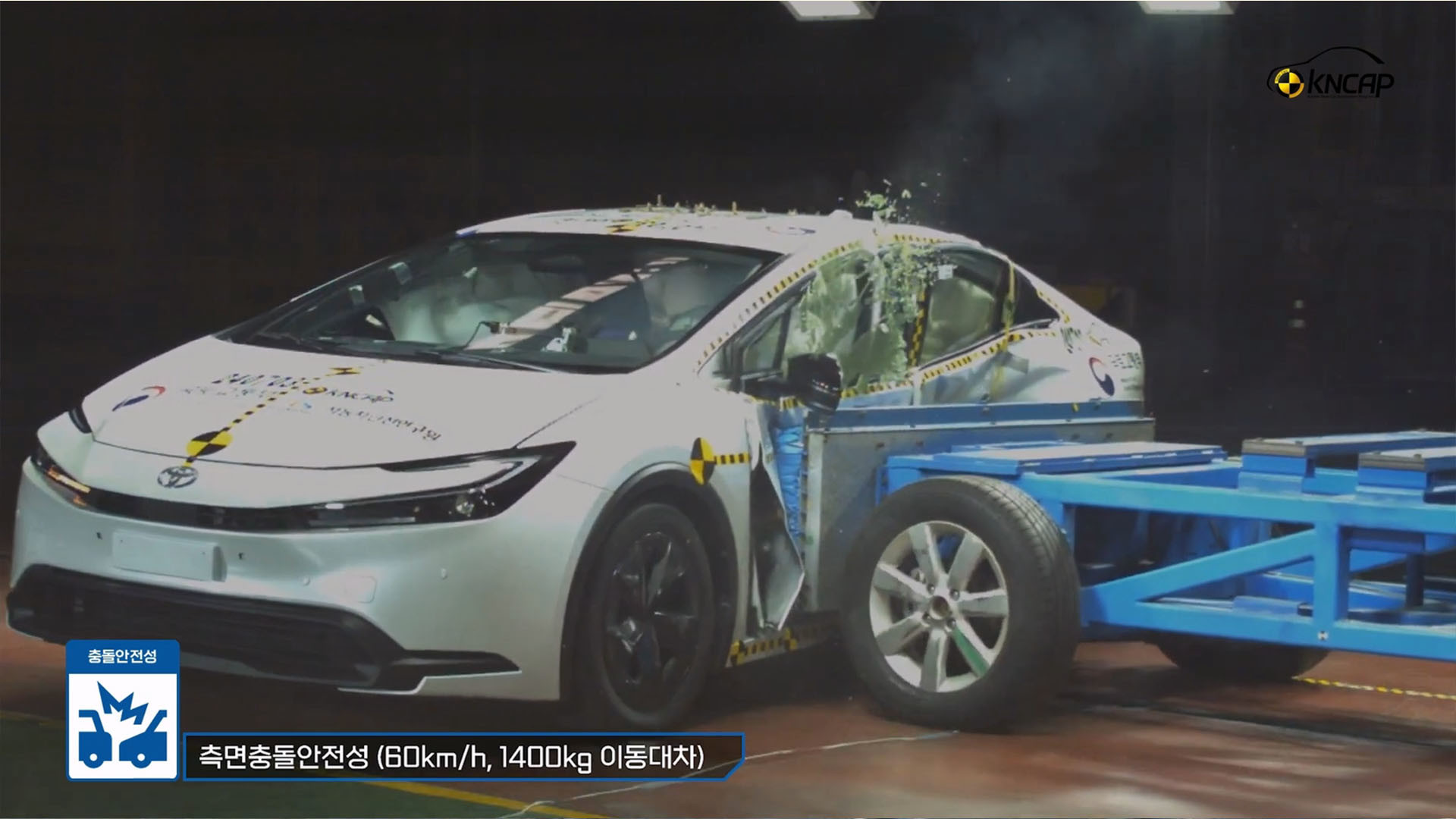 토요타 프리우스의 측면 충돌 테스트. / 유튜브 koreancap 영상 갈무리