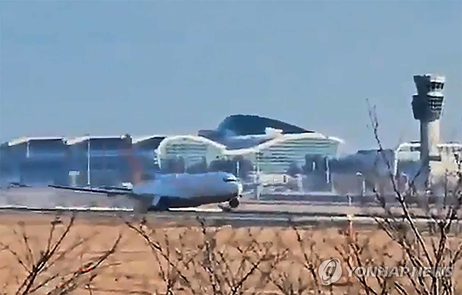 29일 오전 9시 7분께 전남 무안국제공항에서 착륙 중이던 항공기가 활주로를 이탈해 울타리 외벽을 충돌하는 사고가 일어났다. 사고가 난 항공기는 태국 방콕에서 출발해 무안으로 입국하던 제주항공 7C 2216편으로, 승객과 승무원 등 175명을 태우고 있었다. 사진은 사고 항공기가 무안 공항 활주로에 동체 착륙을 하는 모습. / 연합뉴스