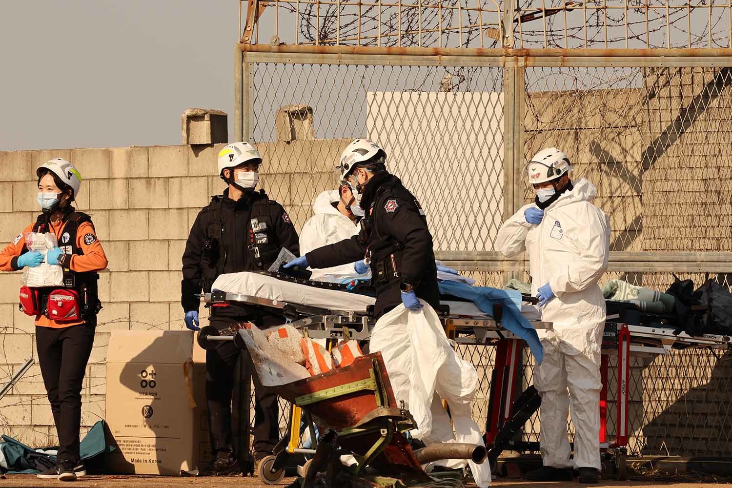 29일 오전 전남 무안국제공항 활주로에 여객기가 추락해 사고 수습이 이뤄지고 있다. 이날 오전 9시 7분쯤 승객과 승무원 181명을 태운 태국발 제주항공 7C2216편 항공기가 무안공항 착륙을 시도하던 중 활주로 외벽에 부딪혀 폭발했다. / 뉴스1