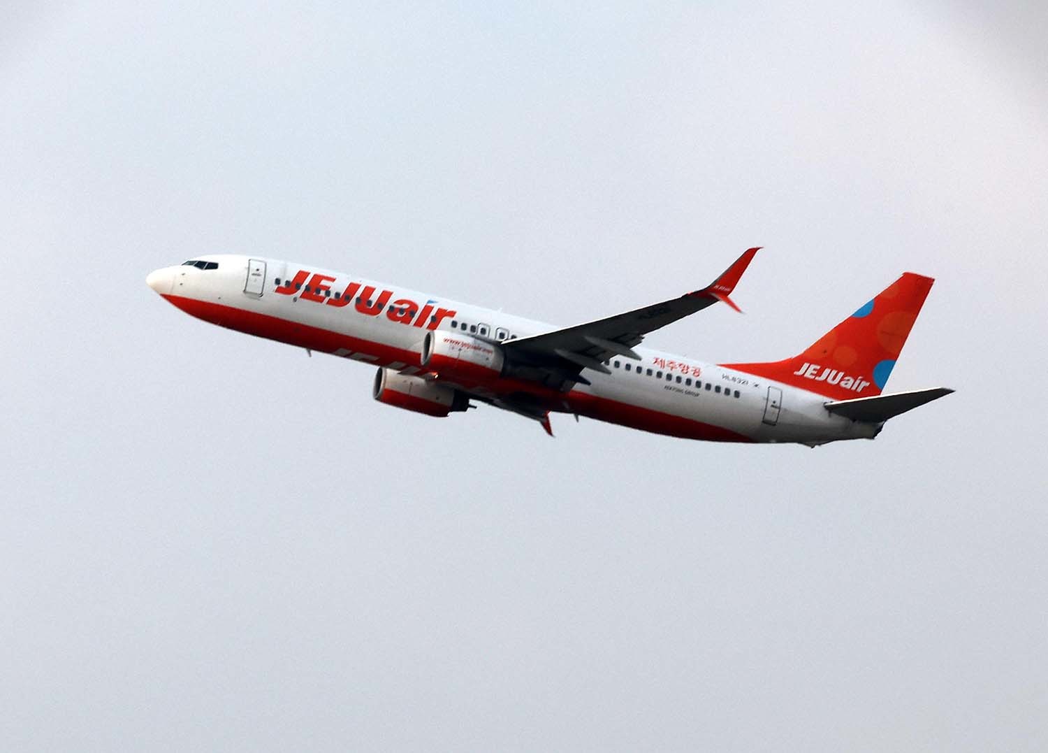 전남 무안국제공항에서 제주항공 여객기 참사가 일어난 가운데 30일 서울 강서구 김포국제공항 국내선에서 제주항공 비행기가 이륙 하고 있다. 항공업계에 따르면 이날 오전 김포공항에서 출발한 제주행 제주항공 7C101편은 이륙 직후 랜딩기어(비행기 바퀴 등 이착륙에 필요한 장치) 이상이 발견돼 회항했다. / 뉴스1
