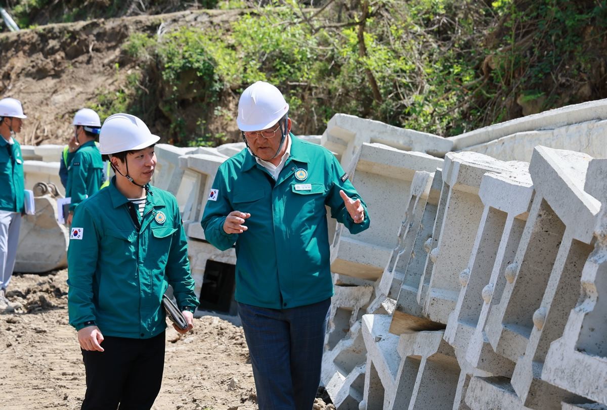 수해복구 현장에서 관계자의 설명을 듣고 있는 감학동 군수 / 예천군 제공