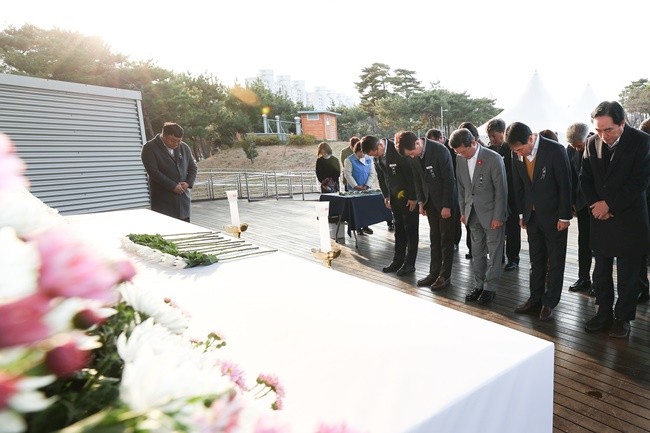 합동분향소에서 묵념하는 정인화 광양시장과 광양시공무원