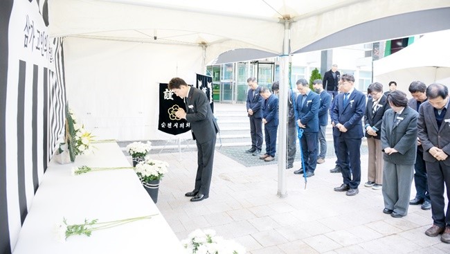 노관규 순천시장을 비롯한 순천시 공무원들이 합동분향소에서 참배를 하고 있다.