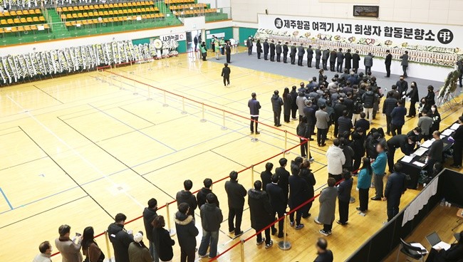 무안스포츠파크 합동분향소에 추모 발걸음이 이어지고 있다.