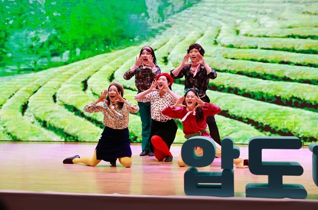 7일 벌교읍 채동선음악당에서‘2025년 현장 중심 군민과의 대화’사전 공연으로 ‘찾아가는 문화공연 친구야 보성가자!’를 하고 있다.