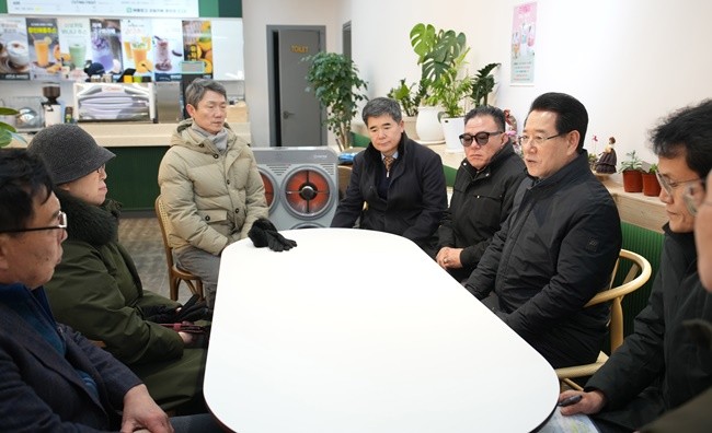 김영록 전라남도지사가 10일 순천시 중앙동 상가를 방문, 내수경기 침체로 인한 소비 부진으로 어려운 소상공인들을 격려하고 있다.