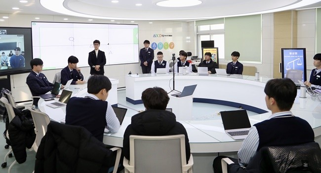 목포고등학교 미래교실에서 목포고-나주고등학교 간 온라인 공동 협력 수업이 진행되고 있다.