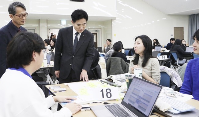 김대중 전남교육감이 교원들과 이야기를 나누고 있다.