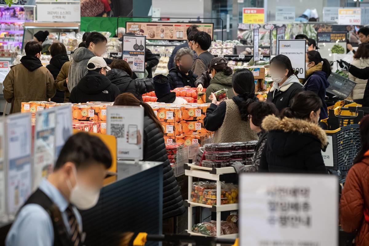 고객들로 붐비는 매장. 자료 사진 / 뉴스1