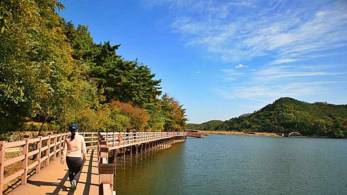 금오산 올레길 수변데크 / 한국관광공사 제공