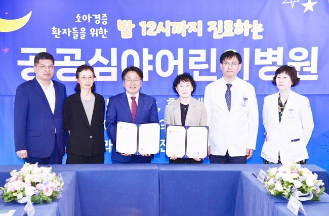 강기정 광주광역시장이 2023년 7월 3일 남구 광주기독병원에서 열린 '광주시-광주기독병원 공공심야어린이병원 운영‧지원 업무협약식'에 참석해 박병란 광주기독병원 이사장과 업무협약을 체결한 후 기념촬영을 하고 있다./광주광역시 제공