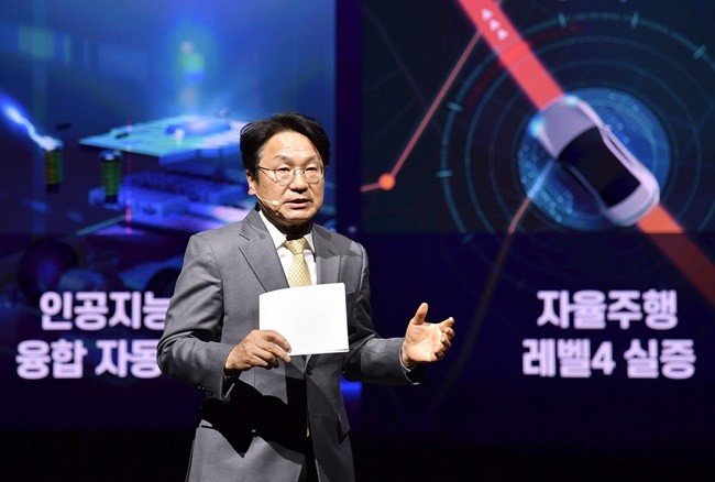 강기정 광주광역시장이 2023년 3월29일 오후 남구 광주실감콘텐츠큐브(GCC) 1층 VX스튜디오에서 열린 '광주 미래차 비전선포식'에 참석해 미래차산업 경쟁력을 높이기 위한 4대 추진전략을 발표하고 있다./광주광역시 제공