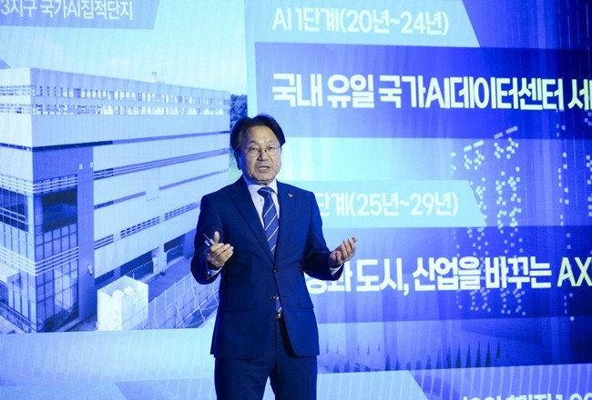 강기정 광주광역시장이 지난해 9월10일 오후 서울 포시즌스호텔에서 열린 ‘2024 시도지사 정책컨퍼런스’에 참석해 광주 대표산업인 인공지능(AI)과 미래차 정책에 대해 발표하고 있다. /광주광역시 제공