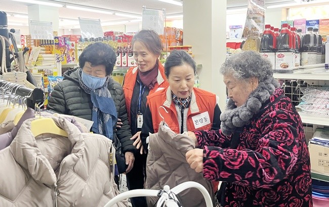 지난 23일 본량동은 교통과 거동이 어려운 취약 가구를 대상으로 장보기 행사와 차 마시기 행사를 진행했다.