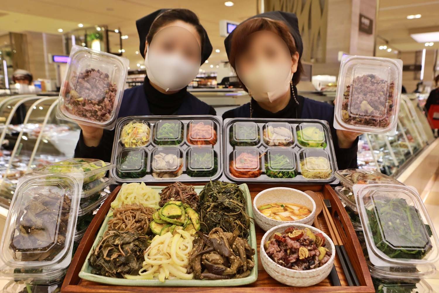 서울 중구 롯데백화점 본점 지하1층 반찬코너에서 직원들이정월대보름 맞이 오곡찰밥, 고사리 등 건나물 반찬을 소개하고 있다. / 롯데쇼핑 제공